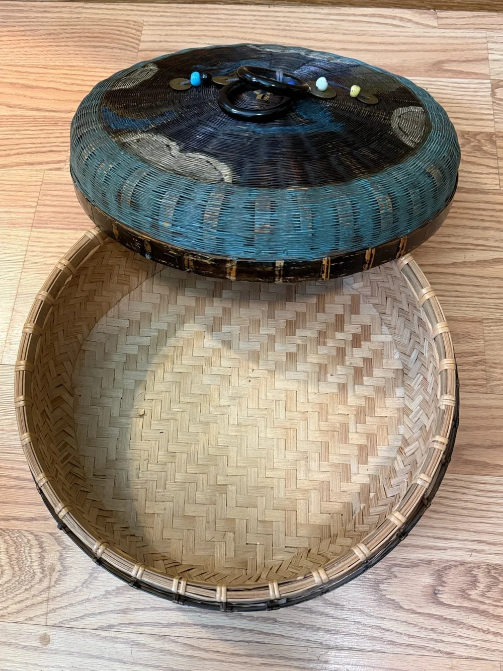 ANTIQUE CHINESE HAND WOVEN BAMBOO BASKET W/LID & GLASS HANDLES,BEADS,COINS